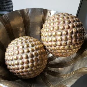Elegant Gold Textured Decor Spheres